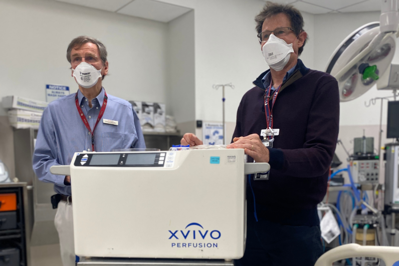 Prof McGiffin and Prof Kaye with the machine