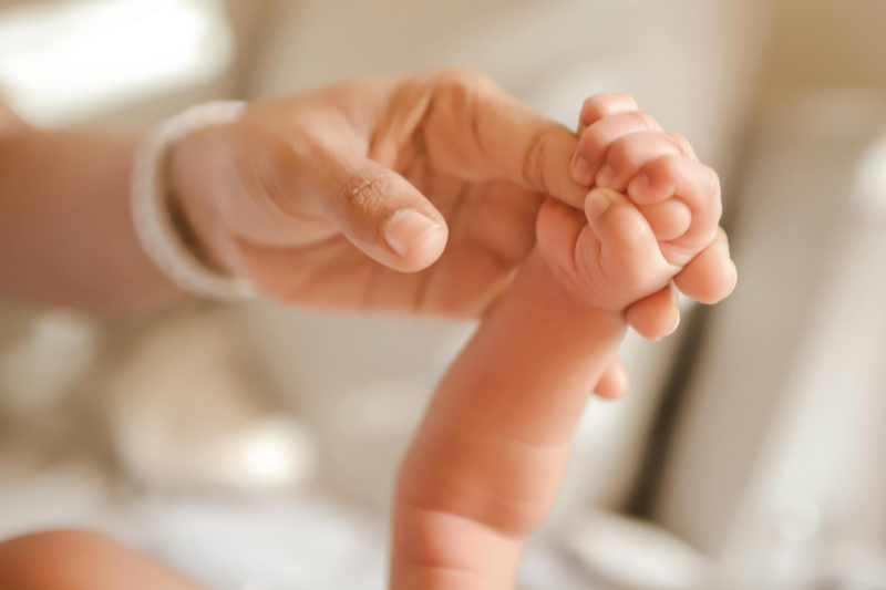 Maternity_mum_and_baby_holding_hands