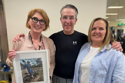 Vic with Alfred senior physiotherapist Lou (left) and his wife Sue (right)